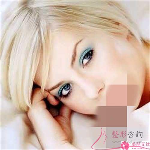 5970塊錢能夠?qū)嵤┘す馊コ谘廴? /></p><p>越發(fā)受到熱捧，沒有做過的愛美者們應(yīng)當(dāng)也會(huì)想了解其性價(jià)比怎樣？</p><p>血管型黑眼圈做激光消除黑眼圈多少元？這幾個(gè)疑問吧?事實(shí)上花費(fèi)通常來說就在3126-10809元之內(nèi)波動(dòng)，不過達(dá)到萬元的大概還是很稀少的（5307塊錢上下的會(huì)更多些），完整一個(gè)療程大約4次間，激光次數(shù)少價(jià)格也將少一些，比如5次應(yīng)該3662吧。大家也不需要負(fù)擔(dān)太大。</p><p><STRONG>一、除<strong><a href=http://www.sbs17.com/listinfo-715-0.html target=_blank class=infotextkey>去黑眼圈</a></strong>的方案有些什么？</STRONG></p>可以分為護(hù)膚式和手術(shù)類。護(hù)膚式有熱敷按摩涂眼霜等方法，但這一類方案有的沒什么非?？尚诺囊罁?jù)，適應(yīng)范圍、去除效果也比較??；手術(shù)類型主要就是激光去除黑眼圈了，這個(gè)方式是使用我們都非常熟悉的激光脈沖經(jīng)過皮膚深層使血紅蛋白凝固，毛細(xì)血管閉合，促進(jìn)轉(zhuǎn)變眼部肌膚的正常顏色得到相較完全的矯正效果，治療效果好、保持時(shí)期也長(zhǎng)。</p><p><STRONG>二、點(diǎn)陣激光<a href=http://www.sbs17.com/listinfo-715-0.html target=_blank class=infotextkey>去黑眼圈</a>價(jià)格貴不貴？上萬嗎？</STRONG></p>黑眼圈激光去除的花費(fèi)價(jià)錢是3000-10000上下。在護(hù)膚上愛美者總想有白菜價(jià)且不麻煩的方法，但真相是無一個(gè)萬能醫(yī)美方法是不行的。</p><p>下方就是小編綜合的黑眼圈激光治療美容效果、價(jià)格的介紹，共同看一下吧。<p><STRONG>（1）激光治療黑眼圈美容效果明顯嗎？</STRONG></p>點(diǎn)陣激光<a href=http://www.sbs17.com/listinfo-715-0.html target=_blank class=infotextkey>去黑眼圈</a>應(yīng)該求美者很多人都知曉，實(shí)施一次3-5min，多數(shù)5次之間就可完全去除；無創(chuàng)多效（改善黑眼圈的同時(shí)又可改善眼部肌膚質(zhì)感）況且維持期很長(zhǎng)的一段時(shí)間，去除效果也是最有效的（如若你的黑眼圈用激光技術(shù)都不能去除估計(jì)也沒方法能除去了），就算從效果和價(jià)格的雙重性價(jià)比上的話也同樣是很值得的。</p><p>對(duì)需應(yīng)急補(bǔ)救的求美者們來說的話也是最好的選的。<p><STRONG>（2）到什么地方做激光去除黑眼圈花錢最多？多少塊錢？</STRONG></p>一般照選的的整形場(chǎng)所身為參照，花費(fèi)價(jià)錢在3000-10000也都有。</p><p>私立醫(yī)院一直以來比非私立的醫(yī)院貴一些；經(jīng)濟(jì)發(fā)達(dá)的區(qū)域花費(fèi)價(jià)錢也要貴些（如果是北上廣深（4708元以上）等）；除此之外相較有名的醫(yī)美機(jī)構(gòu)做激光治療黑眼圈也比較貴。</p><p>花費(fèi)價(jià)格根據(jù)次數(shù)、選擇手術(shù)醫(yī)生、周年慶活動(dòng)等不一樣。<p><STRONG>三、消除黑眼圈很快再長(zhǎng)回來嗎？</STRONG></p>看愛美者利用的哪一些手段，激光去除黑眼圈總的來說較難再長(zhǎng)。愛美人士們要一定記得不管是哪個(gè)方法祛除黑眼圈，希望一直維持都是靠私底下的維護(hù)。</p><p>就算是是較強(qiáng)效的激光除黑眼圈，要是常常熬夜，不護(hù)理遲早也是會(huì)再長(zhǎng)的。但只要是愛美人士們養(yǎng)成好的習(xí)慣，管長(zhǎng)久也是可達(dá)到的。黑眼圈為何不易治療？由于黑眼圈也是多因素的現(xiàn)象，或許是黑色素導(dǎo)致；也許是眼周皮膚淺表血管透射導(dǎo)致，還有可能是眼部周圍皮膚松弛、淚溝加深和水腫等形成的陰影。</p><p>對(duì)比其他方法，黑眼圈激光治療更叫人信賴，也更有效果。在最后自然而然是祝愛美者能夠生活愉快啦！</p><p></p></p>
            </div>
          </div>
          <div   id=